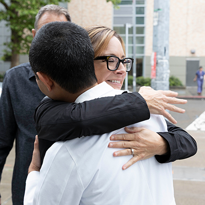 picture of Jasmine Patterson thanking Dr. Kenta Nakamura