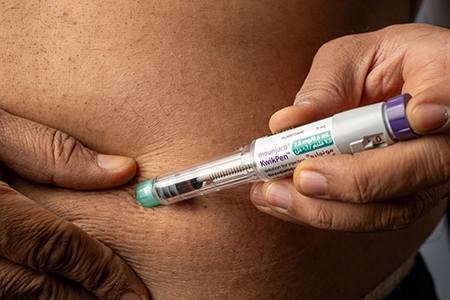 picture of person injecting themself with a drug for diabetes or weight loss