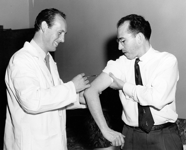 Jonas Salk getting vaccinated