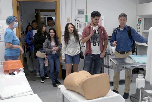 picture of Florida high-school students visiting kidney-stone lab