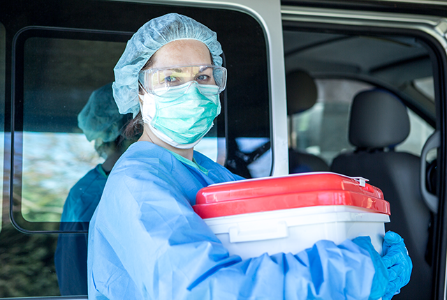 picture of doctor holding donor organ in cooler