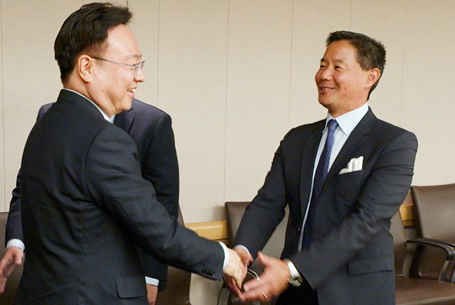 picture of Dr. Eugene Yang greeting Cho Kyoo-hong, South Korea’s minister of health and welfare