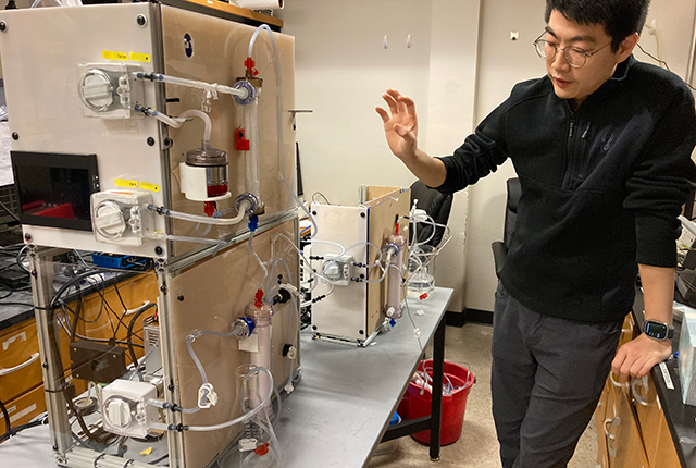 Shaohang Hao explains the workings of a machine to treat multiorgan failure