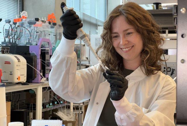 Ljubica Mihaljevic at a lab bench at the Institute for Protein Design