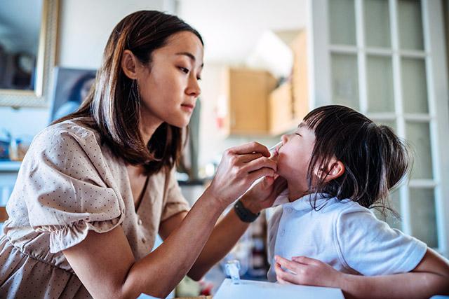 Media Name: cascadia_2_study_mom_administering_home_test_for_respiratory_viruses_to_young_child._gettyimages-1361590313.jpg