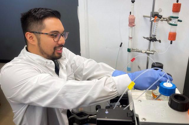 Media Name: mxmc_2_student_at_seattle_childrens_lab_thumbnail_jpeg_image-c8c76dd073e9-1.jpg