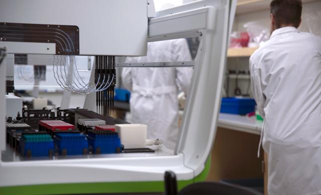 Media Name: scan_lab_virus_seattle_crop_8011.jpg