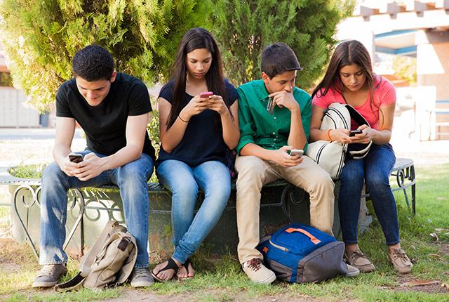 Media Name: teens-mobile_phones.jpg